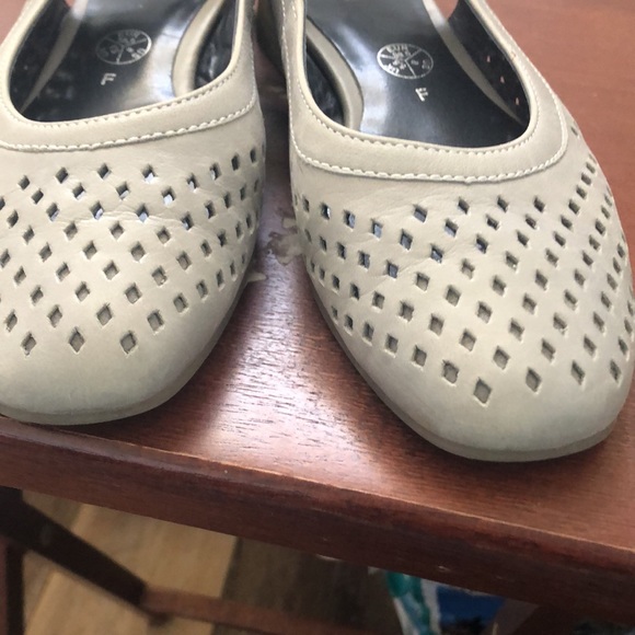 ARA Perforated Gray Sling Back Sandal Sz 8 - Picture 6 of 9